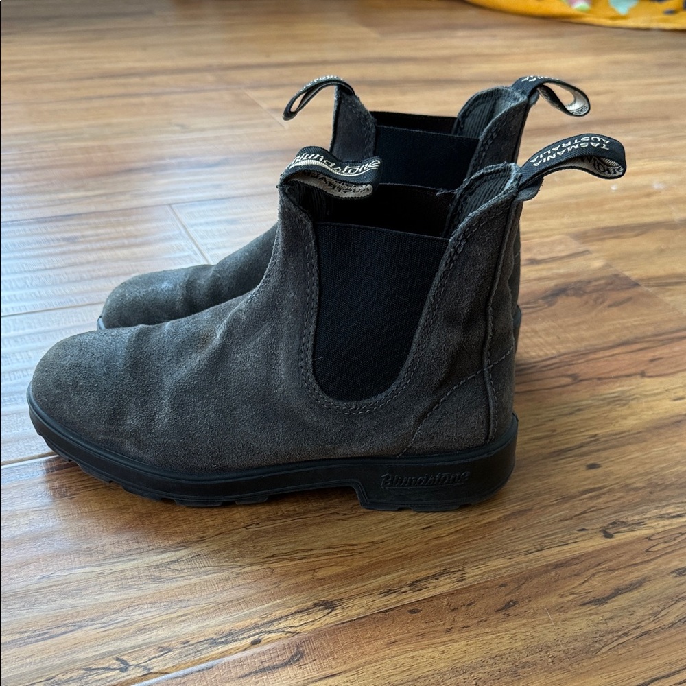 Blundstone Dark Gray Suede Ankle Boots